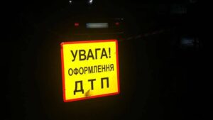 У Запорізькій області водій легковика влетів в дерево: двоє постраждалих