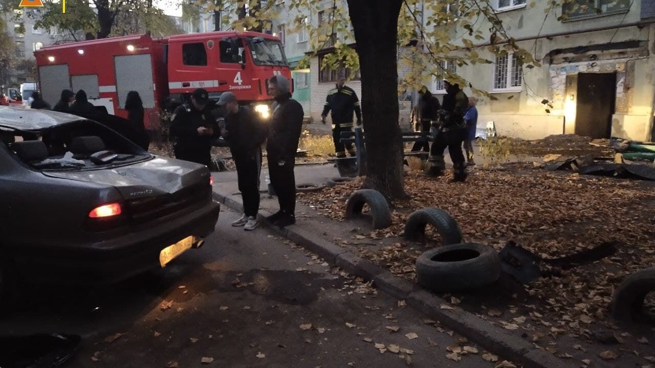 В Запорожье водитель сбил опоры козырька подъезда: бетонная плита рухнула, - ФОТО
