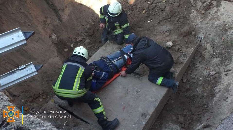 В центре Запорожья мужчина упал в яму: понадобилась помощь спасателей и медиков, – ФОТО