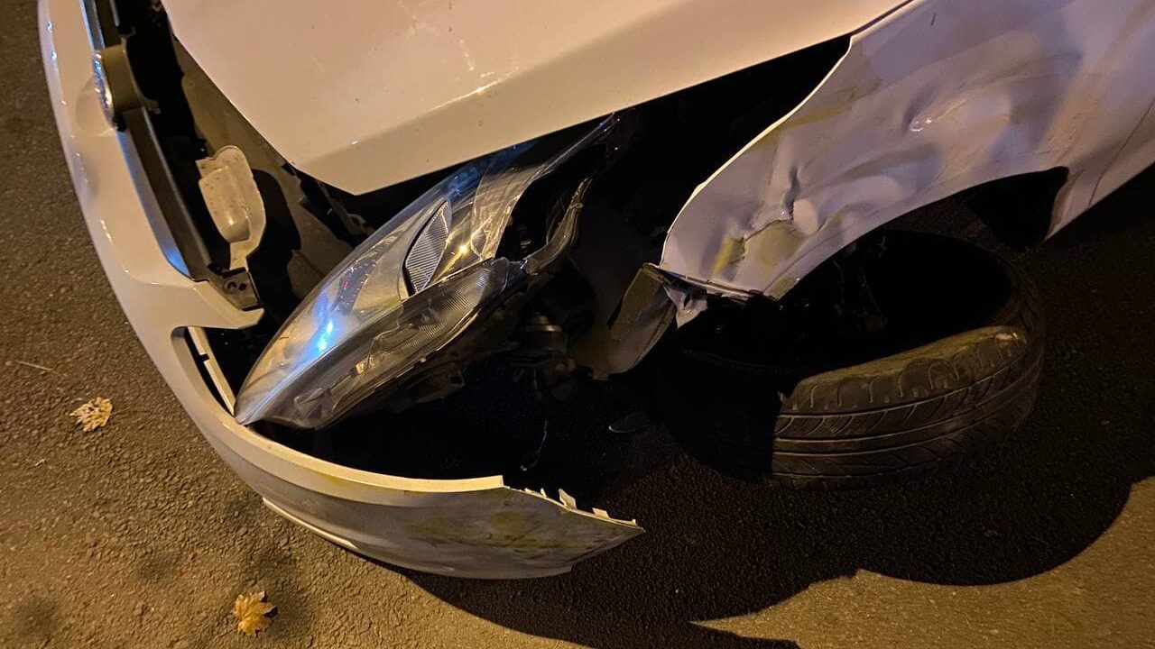 У Запоріжжі на дах перевернулося авто служби таксі: в поліції показали фото