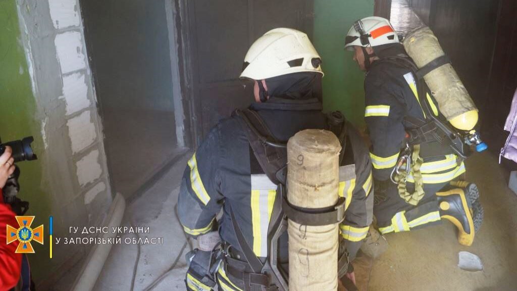 В Запорожье 20 бойцов ГСЧС тушили пожар в многоэтажке, - ФОТО