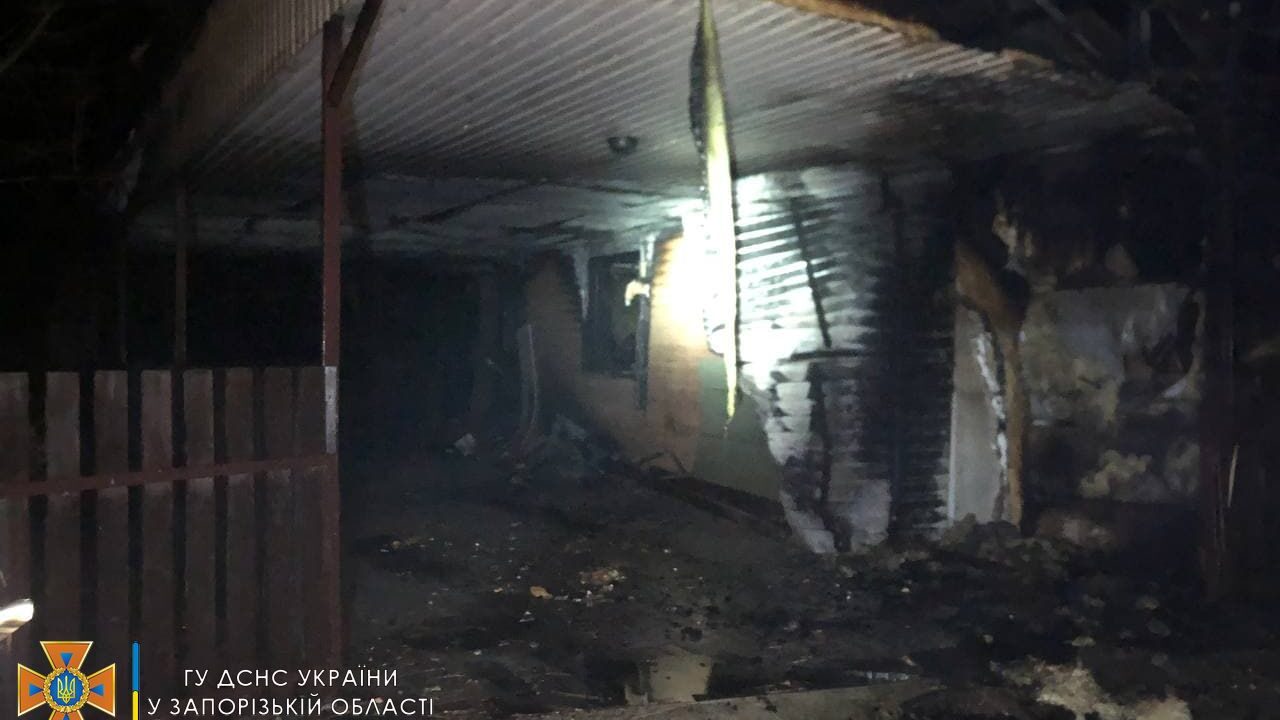 Под Запорожьем пылал дачный дом: огонь тушило 16 спасателей, — ФОТО