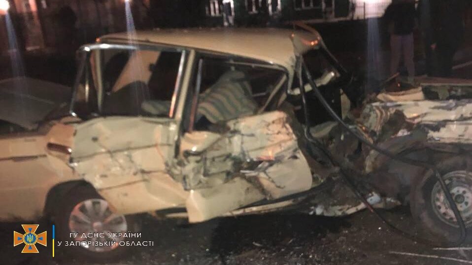 В Запорожской области произошло смертельное ДТП: пассажир погиб, водителя госпитализировали, – ФОТО