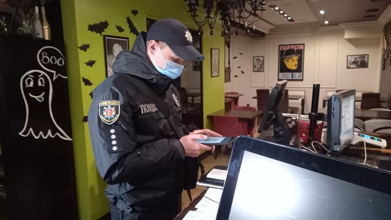 В одному із закладів у центрі Запоріжжя поліцейські виявили низку порушень карантину 