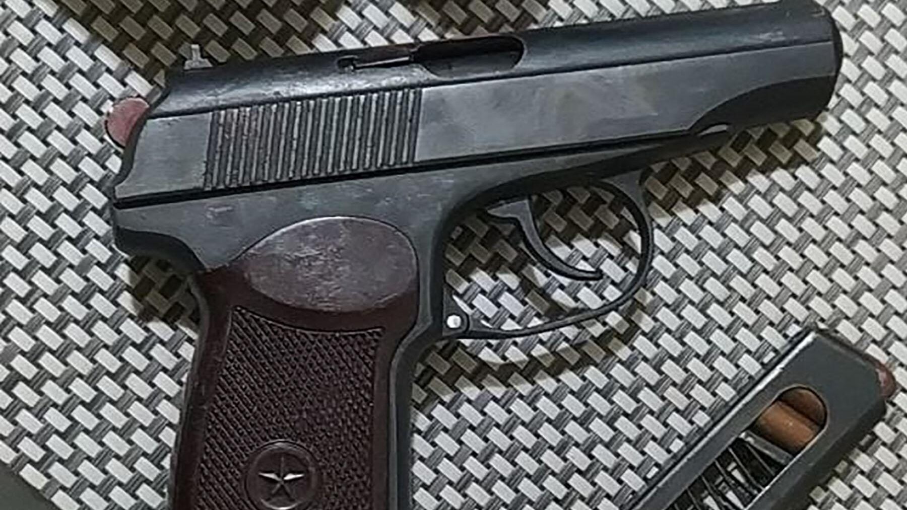 У Запорізькій області у під'їзді будинку чотири рази вистрілили у чоловіка