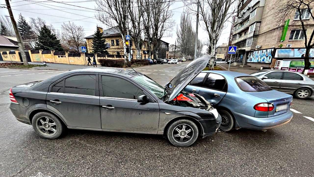 В центре Запорожья Daewoo врезался в Ford, – ФОТО