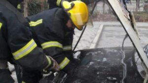 В Запорожской области средь белого дня загорелась легковушка