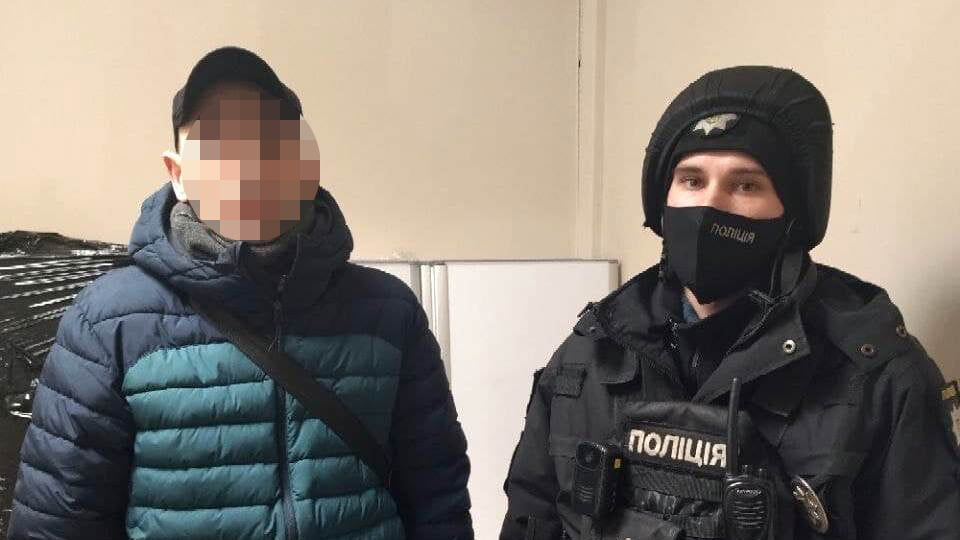Запоріжець намагався на собі винести з магазину куртку за 2,5 тисячі гривень