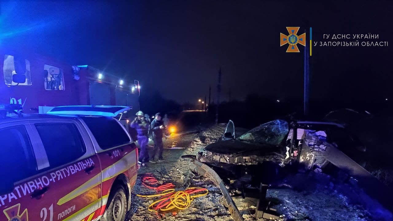 Вночі у Пологах іномарка влетіла в електроопору: травмувалася 6-річна дитина