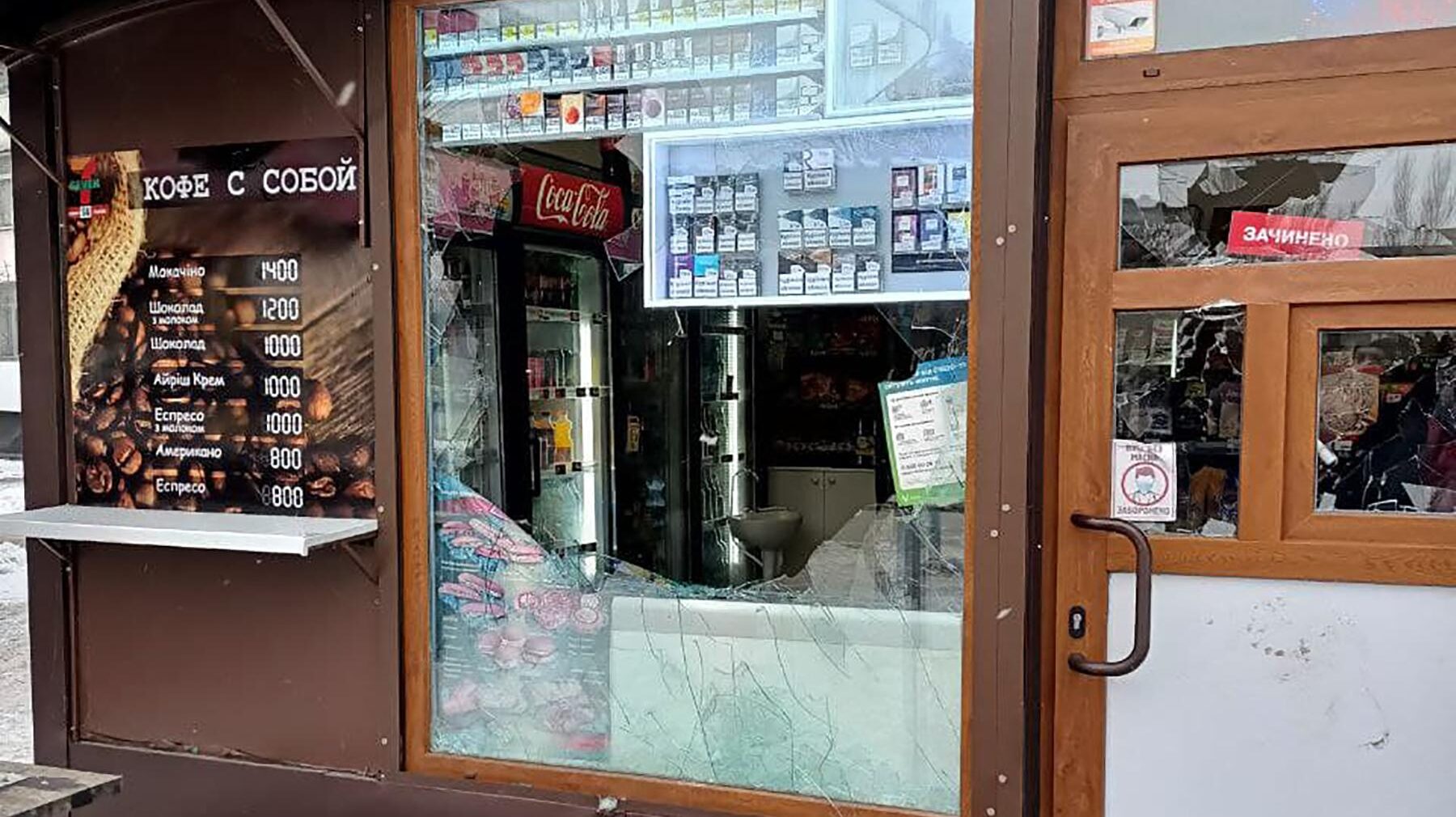 В Запорожье мужчины с битами разбили ларек, избили мужчину и владелицу точки, — ФОТО