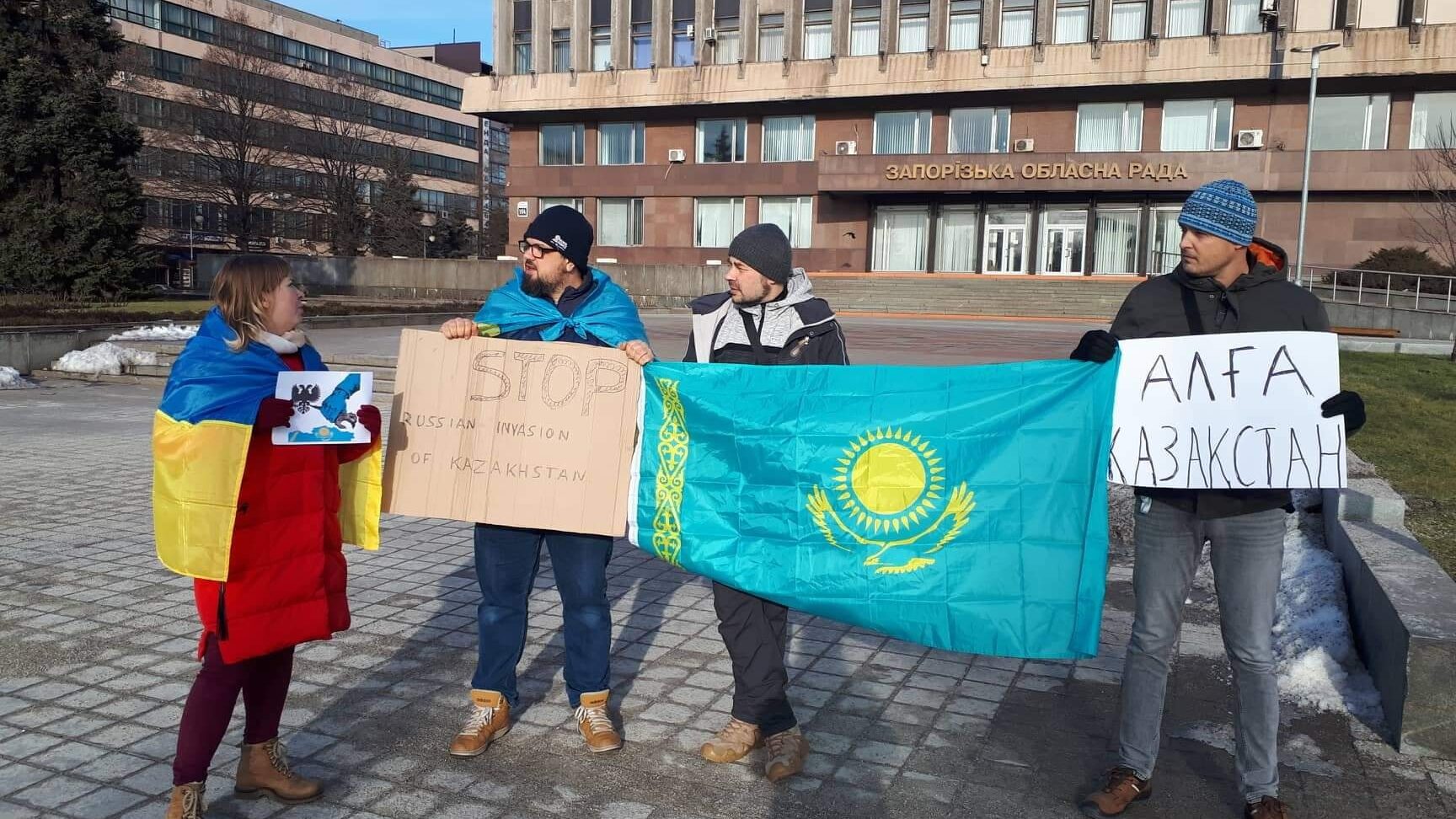 Запорожцы вышли на акцию поддержки Казахстана, — ФОТО