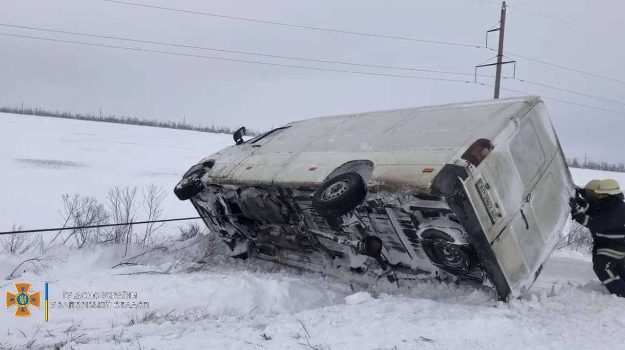 Негода у Запорізькій області: рятувальники витягли з заметів два легковики та вантажівку, - ФОТО