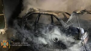 У Запоріжжі 12 рятувальників гасили, іномарку, яка загорілася під час руху