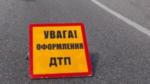 В Запорожье возле Макдональдса водитель «Волги» убегал от патрульных и влетел в столб, - ВИДЕО