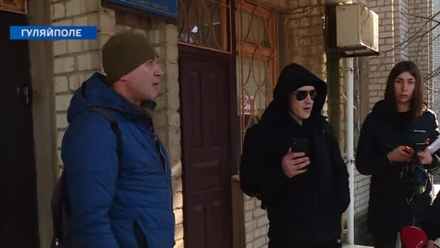 В Гуляйполе мужчины издеваются над родной матерью и бабушкой и терроризируют местных жителей, - ВИДЕО