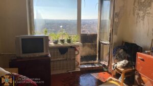 У Запоріжжі 18 рятувальників гасили балкон на дев'ятому поверсі будинку, - ФОТО