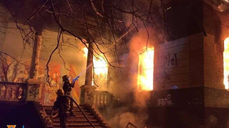 В Запорожской области спасатели тушили горящее здание с большой площадью, - ФОТО