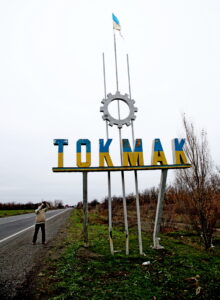 Оккупанты требуют у жителей Токмака отдать собственные генераторы для нужд армии РФ