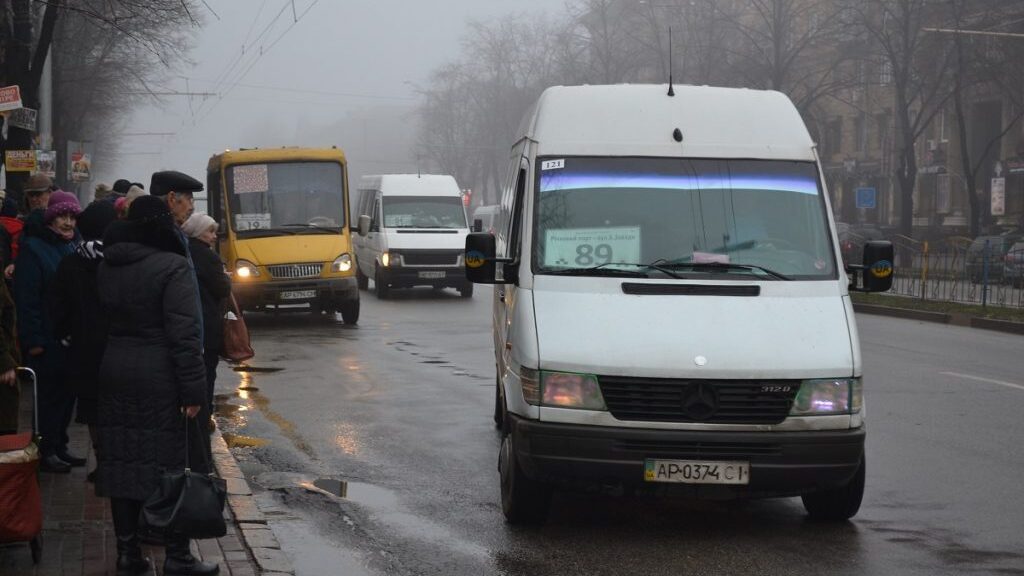 Запорожские маршрутчики самовольно подняли цены на проезд: в горсовете отреагировали