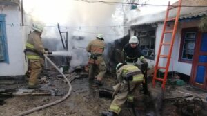 В Пологах в результате вражеского обстрела загорелся частный двор мирных жителей, - ФОТО