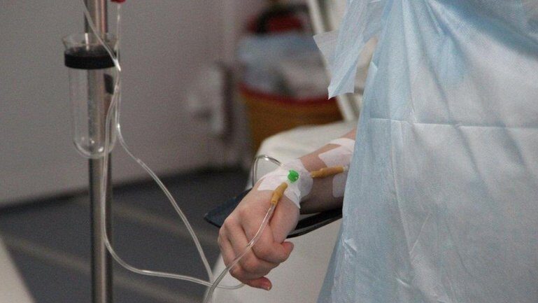 До Запорізької дитячої лікарні доставили дівчинку, яка внаслідок обстрілу втратила ногу