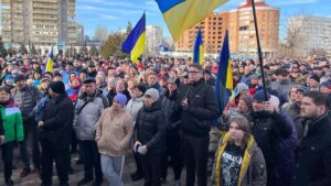 Постріли та спроби затримань: окупанти намагалися розігнати мирний протест в Енергодарі, - ВІДЕО 