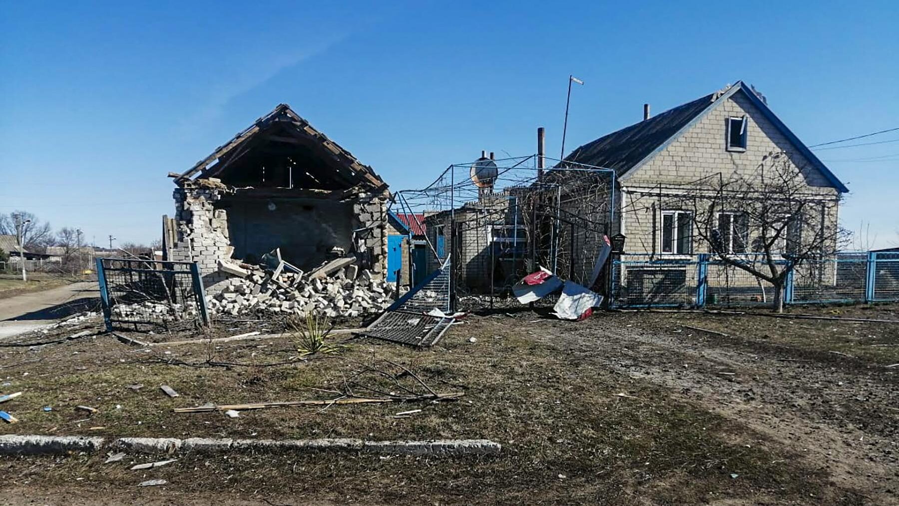 У Гуляйполі окупанти повторно обстріляли мирні будинки, магазини та гаражі: є постраждалі, - ФОТО