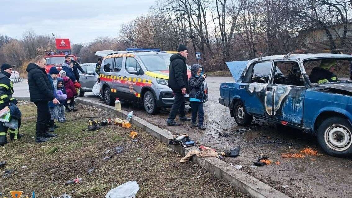 У Запоріжжі спалахнуло авто з шістьма дітьми, яких батьки перевозили з Маріуполя, - ФОТО