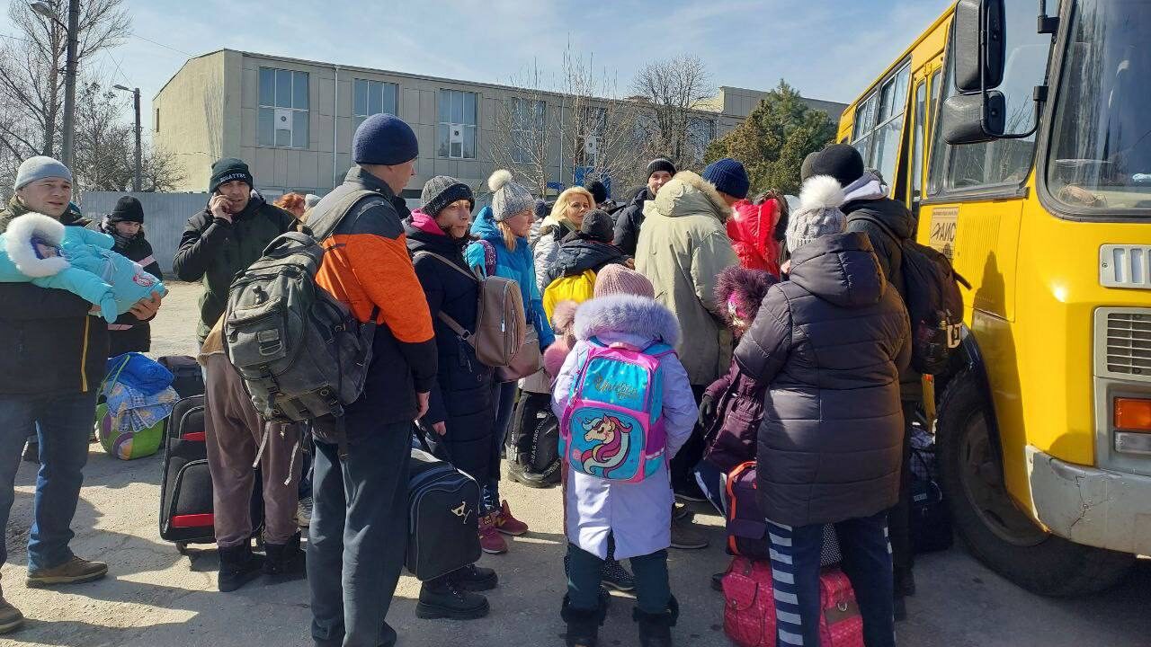  Сьогодні з Бердянська до Запоріжжя виїхало 780 маріупольців, - ФОТО