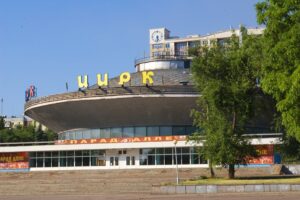 У запорізькому цирку під час вистави діти-гімнасти зірвалися з триметрової висоти: їх доставили до лікарні, — ВІДЕО 18+