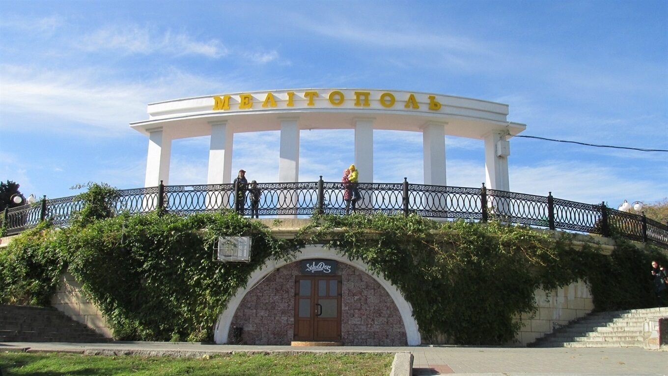 У Мелітопольському районі окупанти змушують бізнесменів відкривати магазини та кафе, але без українських товарів