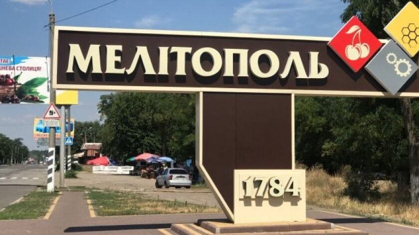 У Мелітополі російські військові захопили завод і загнали туди техніку