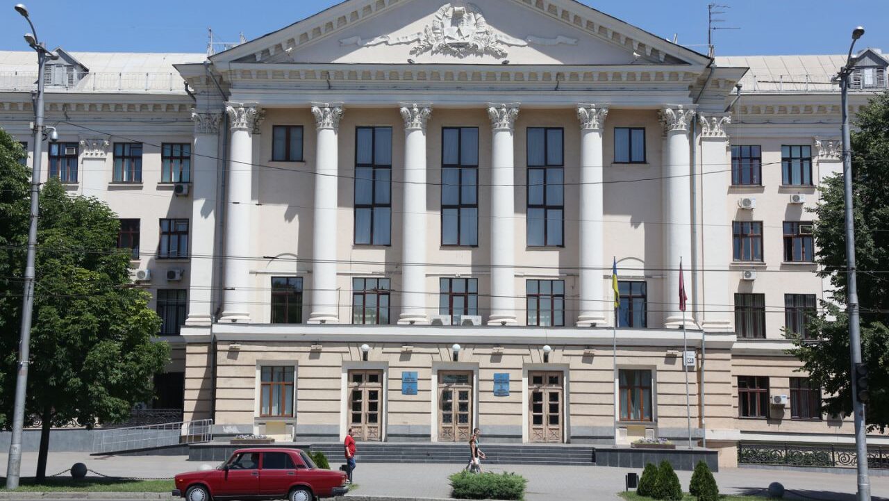 Місто Запоріжжя разом з великим бізнесом зустрічає вимушених переселенців та допомагає їм усім необхідним