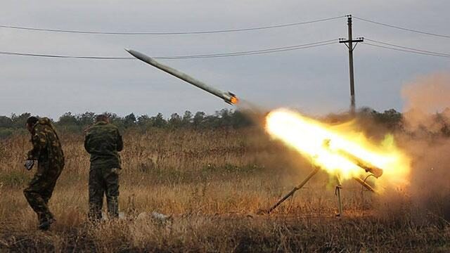 В Запорожской области вражеские обстрелами оккупанты повредили дома и пассажирский вагон