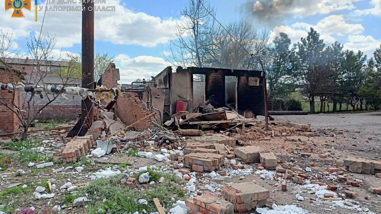 Вночі внаслідок ворожих обстрілів спалахнули чотири житлові будинки в Оріхові, - ФОТО