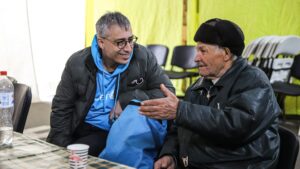 84-летний житель Запорожской области проехал на авто больше тысячи километров, чтобы спасти троих внуков, - ФОТО