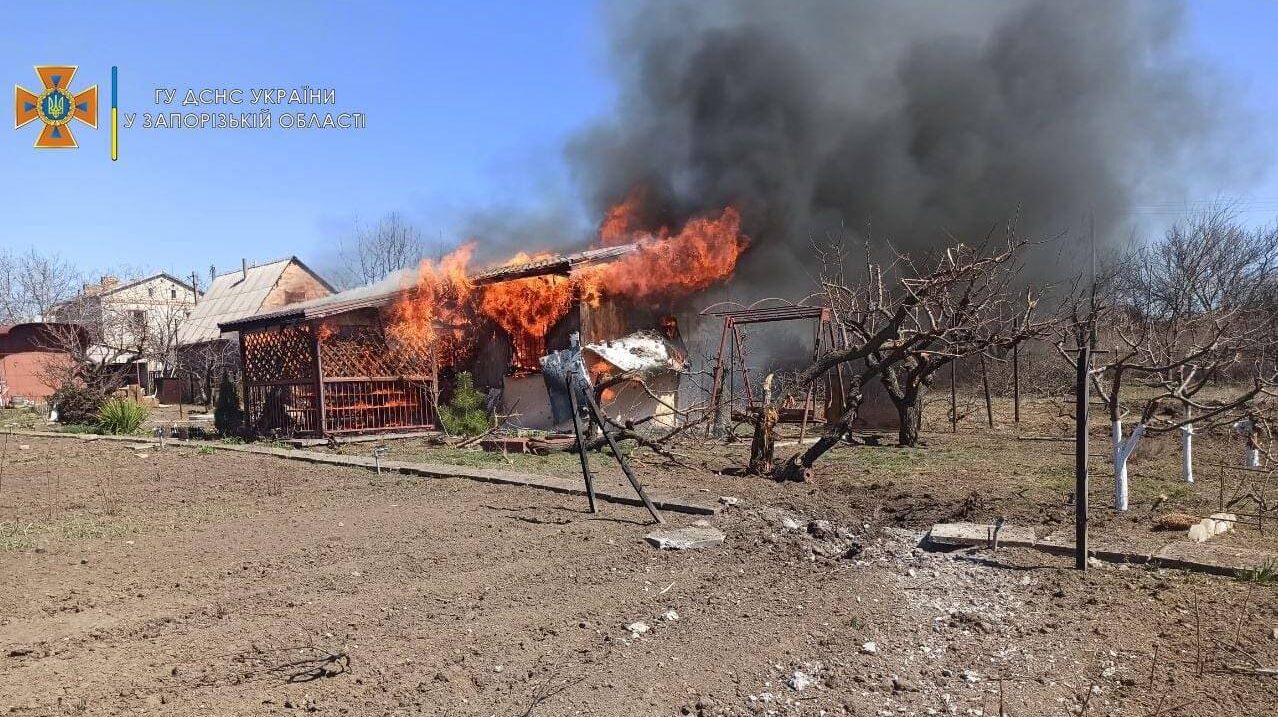 Під Запоріжжям внаслідок ворожого обстрілу спалахнув приватний будинок, - ФОТО 