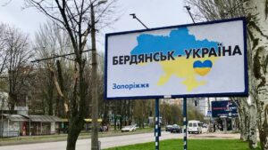 В Бердянске оккупанты запрещают волонтерам выдавать лекарства и еду местным жителям