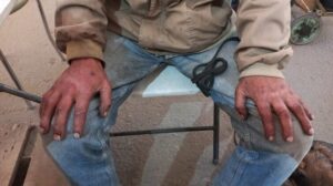 Житель Маріуполя зі своїм собакою Жужею п'ять діб йшов пішки до Запоріжжя, - ВІДЕО