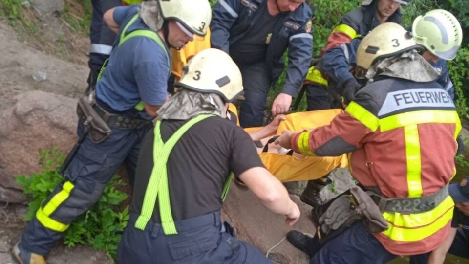 В Запорожье на скале реки обнаружили женщину без сознания