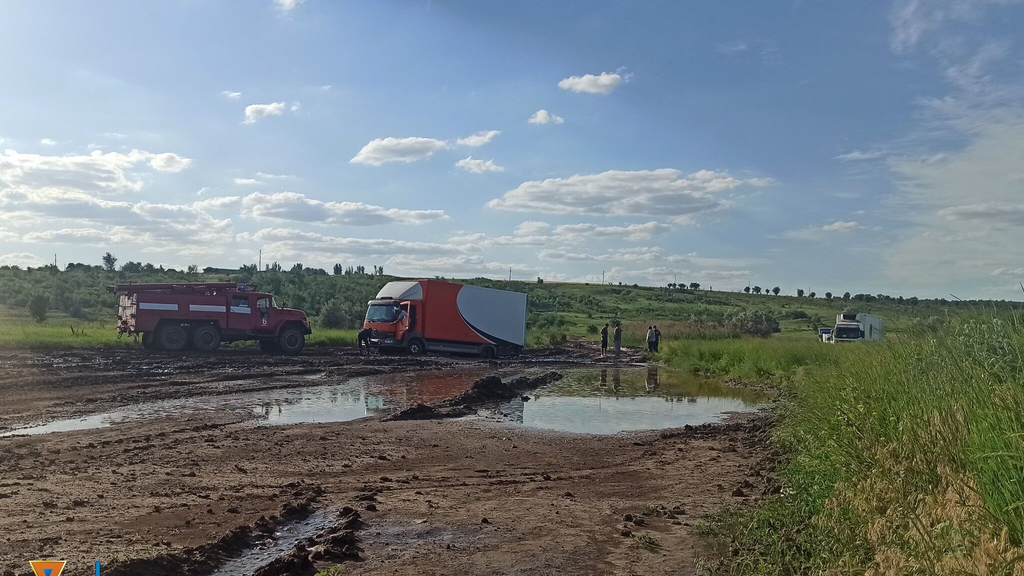 Под Запорожьем в районе разрушенного моста застряли 60 авто, - ФОТО