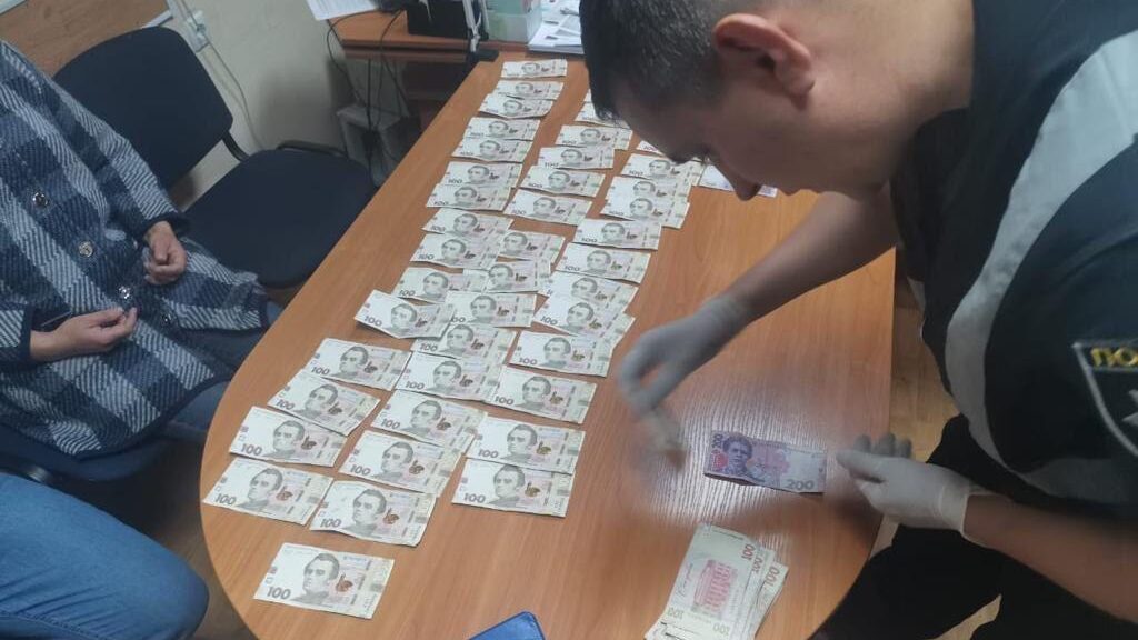 «Откати» за перемогу у тендерах: у Запоріжжі затримали директора комунальної установи, - ФОТО