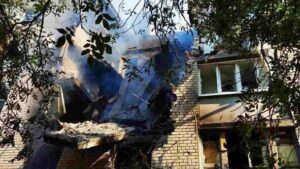 Враг массировано обстрелял Гуляйполе: полностью разрушен многоэтажный дом, - ФОТО, ВИДЕО