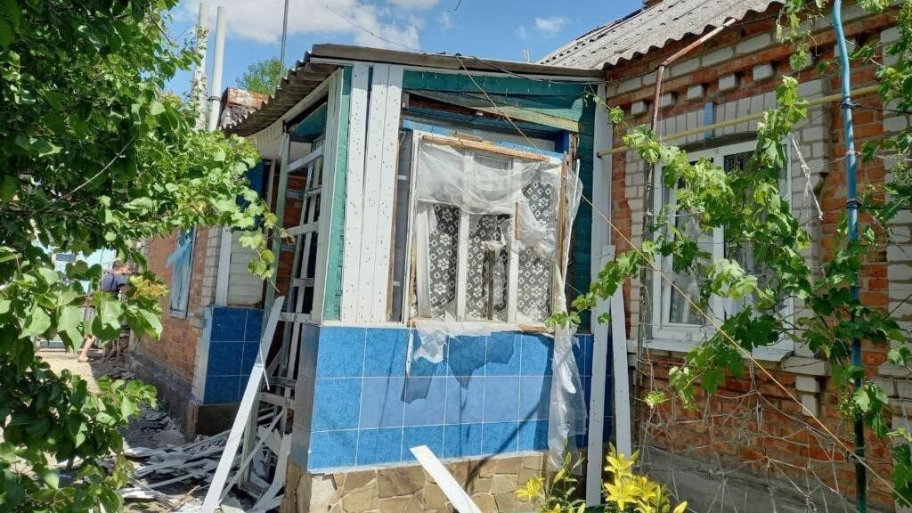 Обстріл багатоповерхівок, приватних будинків та автозаправки: ворог атакував Оріхів та прилеглі селища, - ФОТО