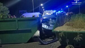 В Запорожье на Набережной водитель легковушки влетел в металлические баки: всех участников ДТП забрала «скорая», - ФОТО