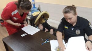 Ночью в Запорожье патрульные обнаружили посреди улицы брошенного ребенка в коляске