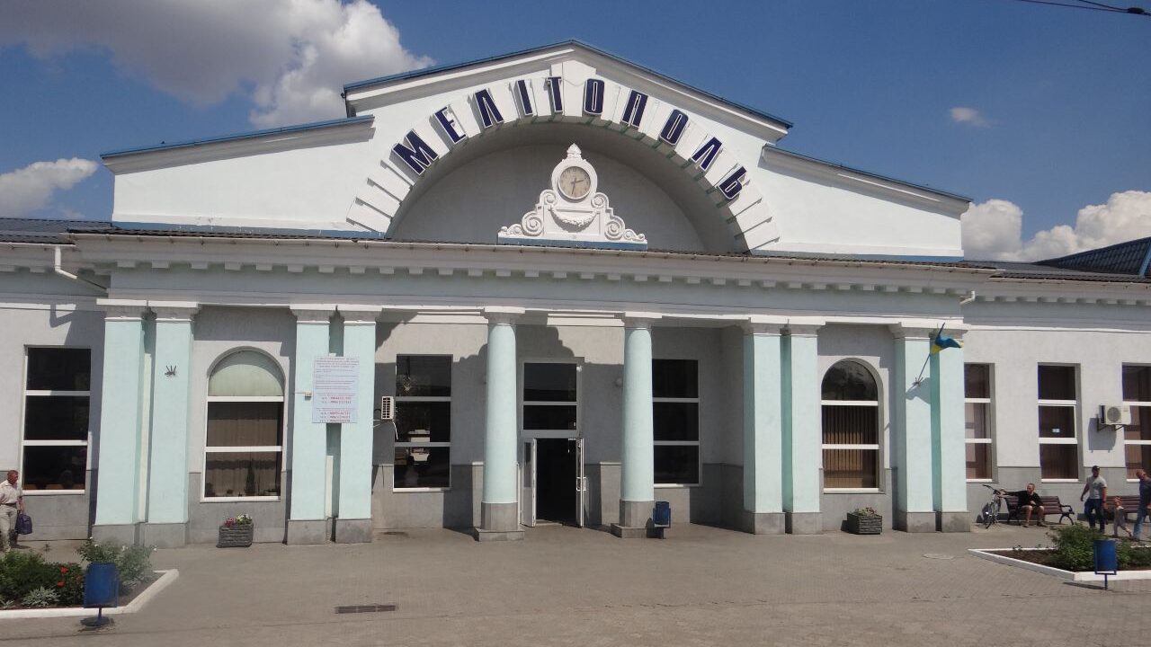 Примушують колег укладати трудові договори з окупантами: двом працівникам залізниці у Мелітополі повідомили про підозру