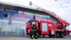 В Запорожье 26 спасателей тушили пожар в мастерской: едва не сгорел спортклуб, – ФОТО