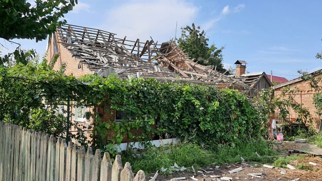 Рашисти знову обстріляли Нікополь з окупованої території Запорізької області: чотири людини поранено, – ФОТО