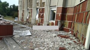 За добу росіяни понад 60 разів ударили по Енергодару та ЗАЕС: розбита будівля мерії, - ФОТО